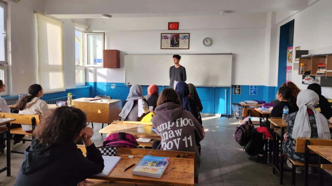 Kartal Anadolu İmam Hatip Lisesi'ni Kazanan Mezun Öğrencimiz Hasan Basri KESKİN 7. ve 8. Sınıf Öğrencilerimiz İle Buluştu